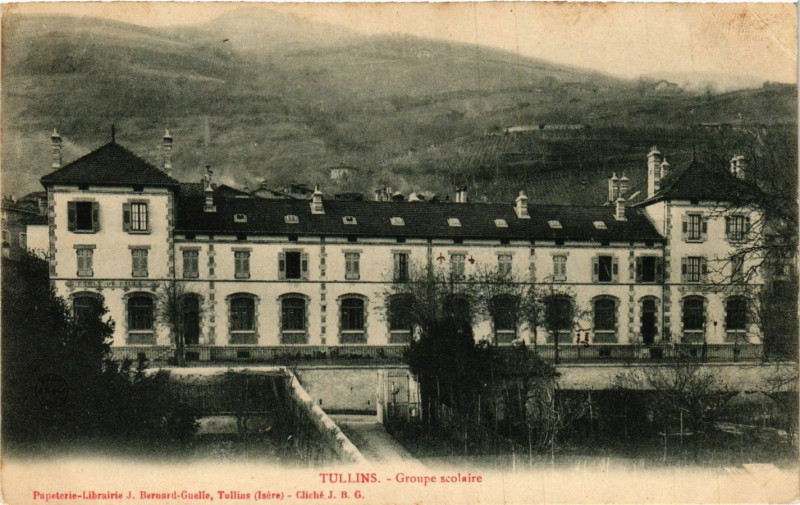 Carte postale ancienne Tullins - Groupe scolaire à Tullins
