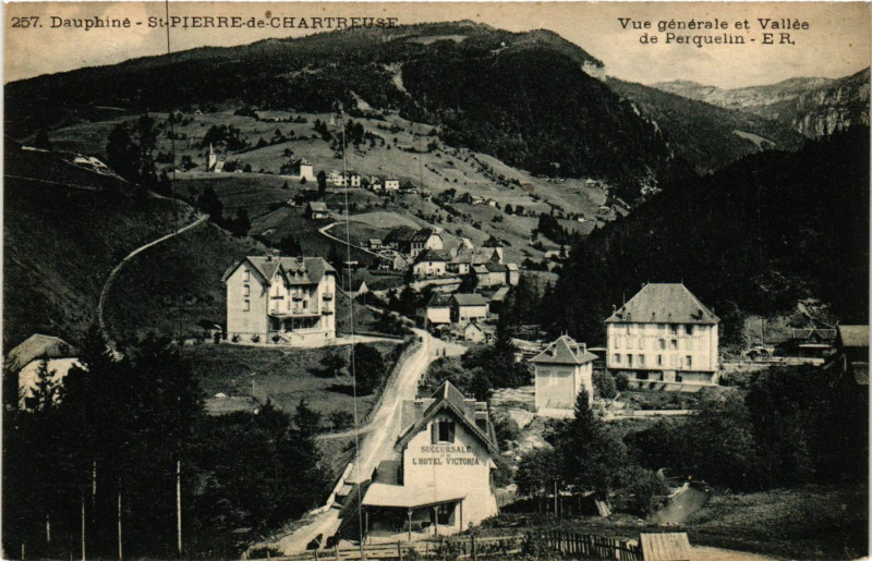 Carte postale ancienne Dauphiné - Saint-Pierre-de-Chartreuse - Vue générale et Vallée de à Saint-Pierre-de-Chartreuse
