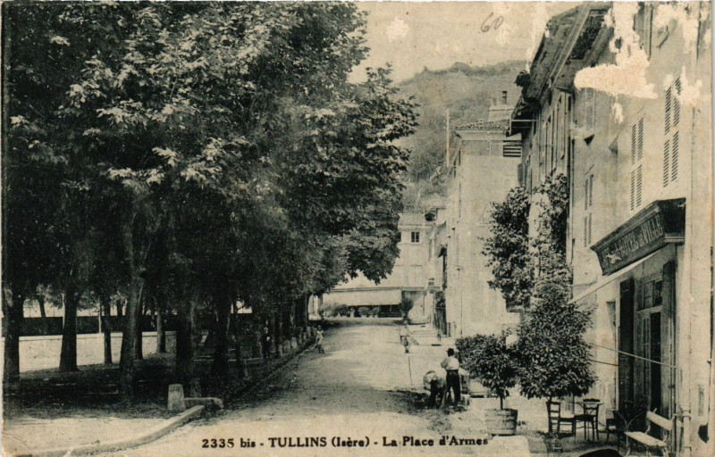 Carte postale ancienne Tullins - La Place d'Armes à Tullins