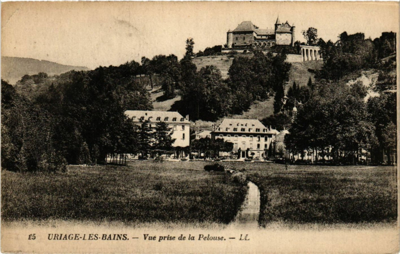 Carte postale ancienne Uriage-les-Bains - Vue prise de la Pelouse