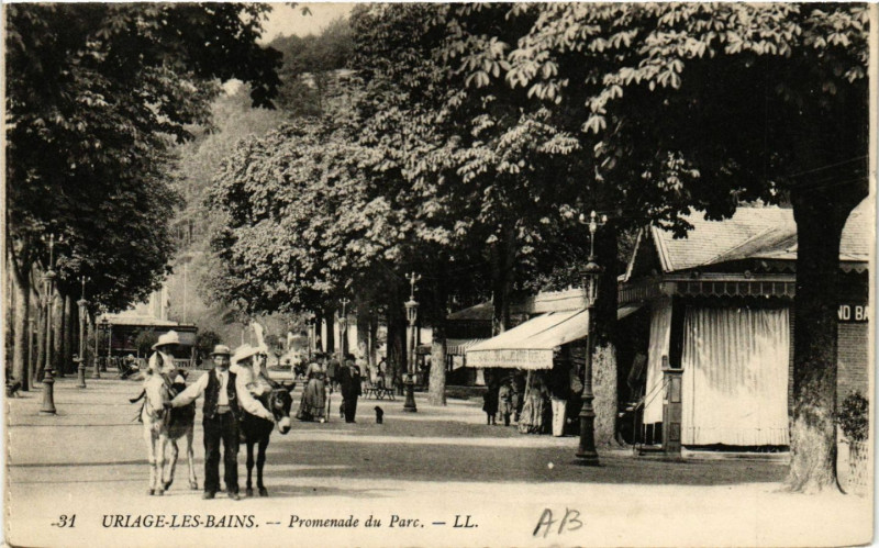 Carte postale ancienne Uriage-les-Bains - Promenade du Parc