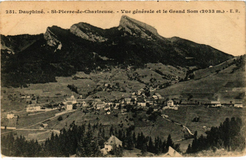 Carte postale ancienne Dauphiné - Saint-Pierre-de-Chartreuse - Vue générale et le Grand Som à Saint-Pierre-de-Chartreuse