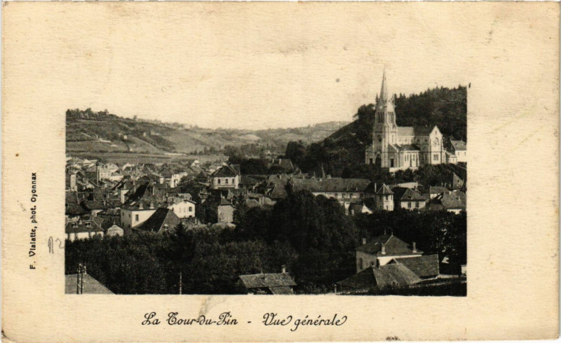 Carte postale ancienne La Tour-du-Pin - Vue générale à La Tour-du-Pin