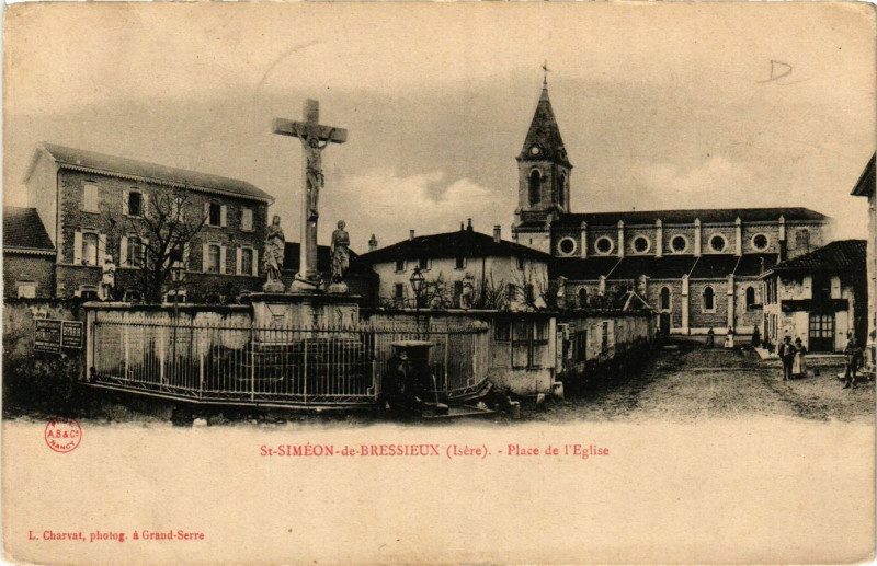 Carte postale ancienne Saint-Simeon-de-Bressieux - Place de l'Eglise à Saint-Siméon-de-Bressieux