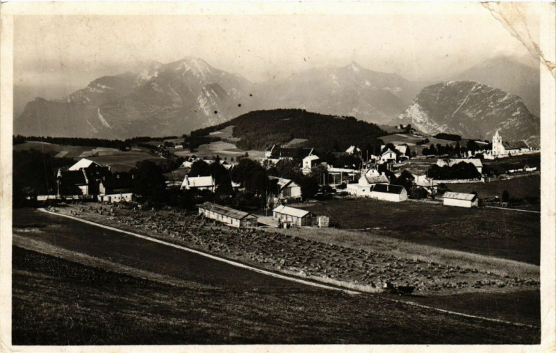 Carte postale ancienne Saint-Nizier-du-Moucherotte (alt 1170 m) - Vue générale et les Alpes à Saint-Nizier-du-Moucherotte