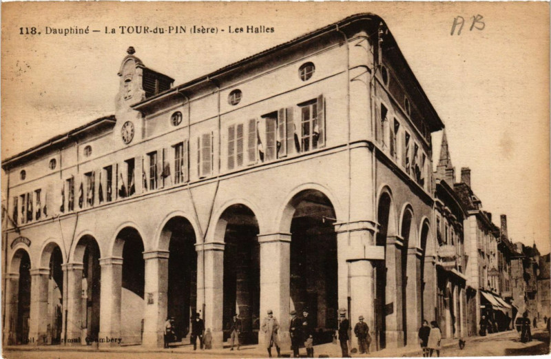 Carte postale ancienne Les Halles à La Tour-du-Pin