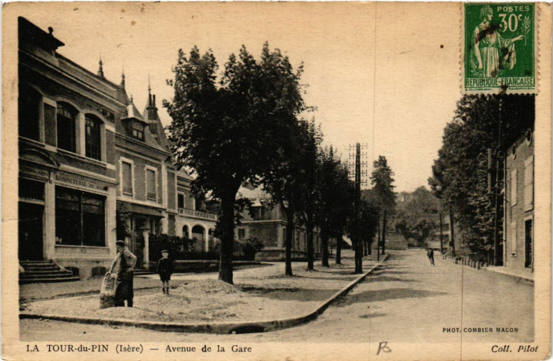 Carte postale ancienne La Tour-du-Pin - Avenue de la Gare à La Tour-du-Pin
