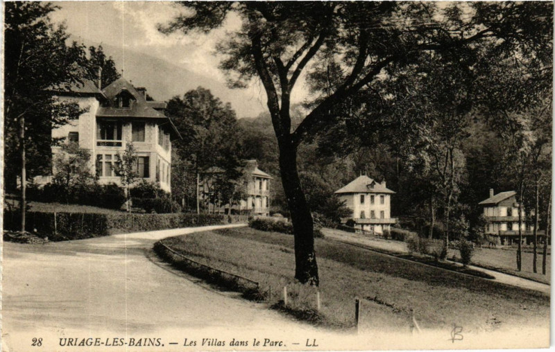 Carte postale ancienne Uriage-les-Bains - Les Villas dans le Parc