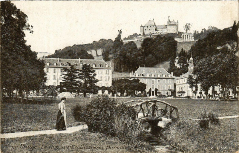 Carte postale ancienne Uriage - Le Parc et l'Etabl. thermal