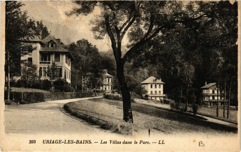 Carte postale ancienne Uriage-les-Bains - Les Villas dans le Parc