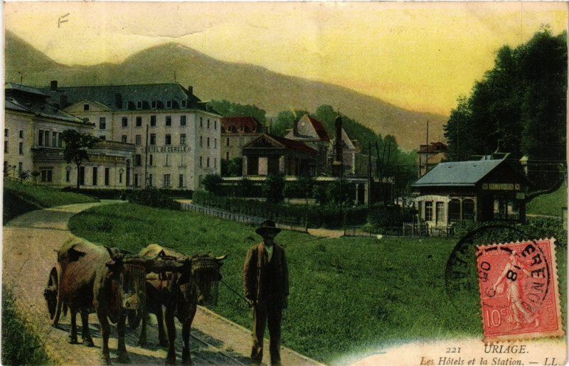 Carte postale ancienne Uriage - Les Hotels et le Station