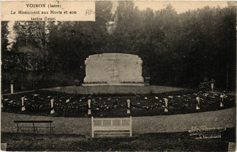 Carte postale ancienne Voiron - Le Mon. aux Morts et son tertre fleuri à Voiron