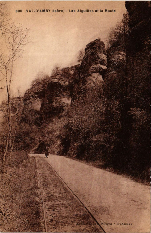 Carte postale ancienne Val-d'Amby - Les Aiguilles et la Route