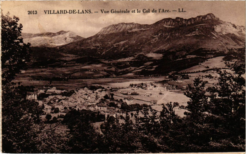 Carte postale ancienne Villard-de-Lans - Vue générale et le Col de l'Arc à Villard-de-Lans