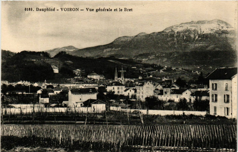 Carte postale ancienne Dauphiné - Voiron - Vue générale et le Bret à Voiron