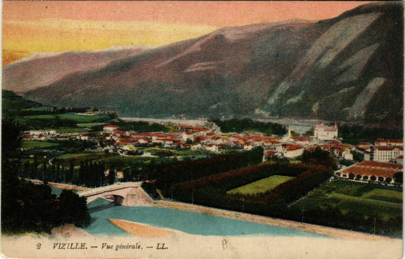 Carte postale ancienne Vizille - Vue générale à Vizille