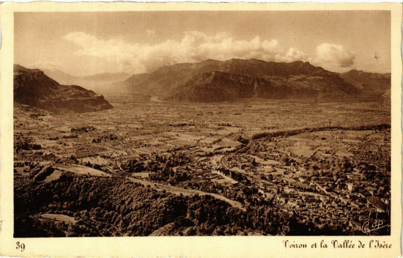 Carte postale ancienne Voiron et la Vallée de l'Isere à Voiron