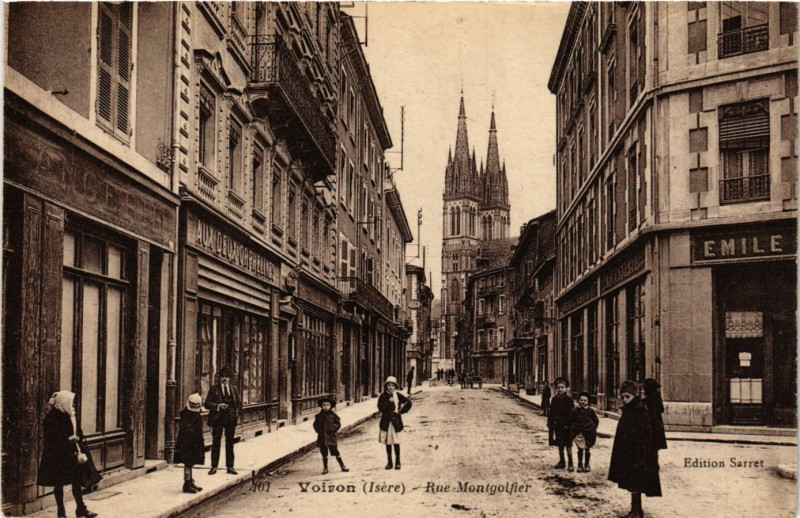 Carte postale ancienne Voiron - Rue Montgolfier à Voiron
