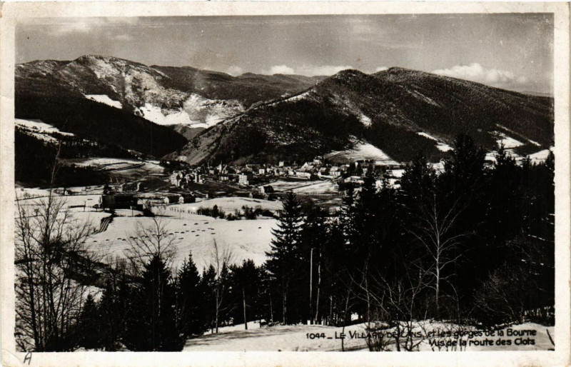 Carte postale ancienne Le Villard-de-Lans et les gorges de la Bourne - Vue de la route à Villard-de-Lans