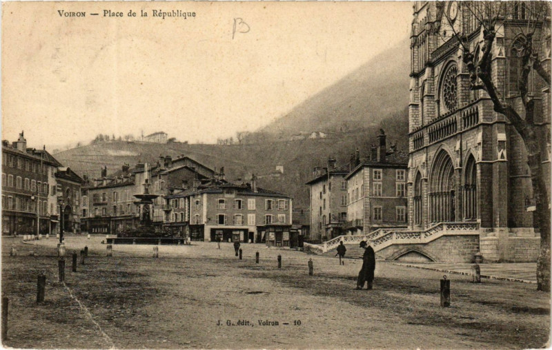 Carte postale ancienne Voiron - Place de la Republique à Voiron