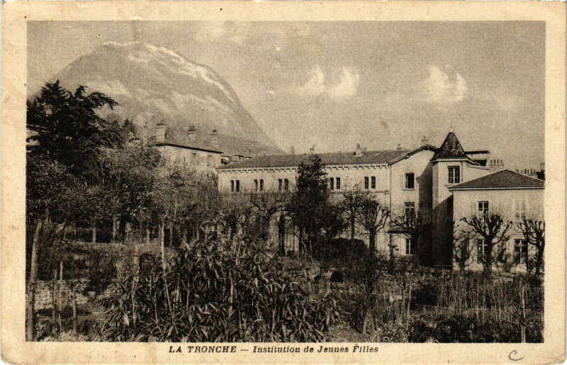Carte postale ancienne La Tronche - Inst. de Jeunes Filles à La Tronche