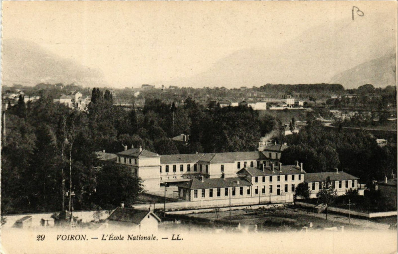 Carte postale ancienne Voiron - L'Ecole Nationale à Voiron