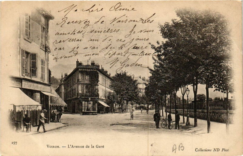 Carte postale ancienne Voiron - L'Avenue de la Gare à Voiron