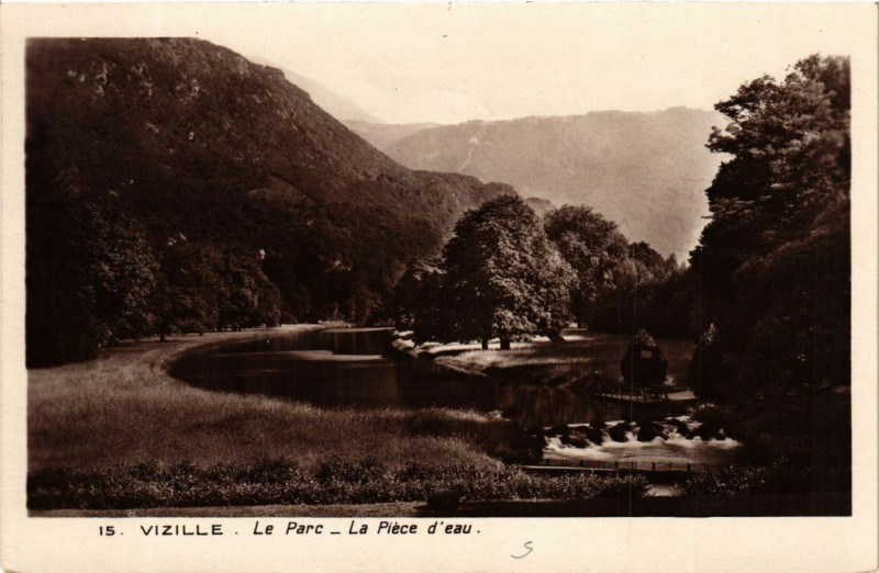 Carte postale ancienne Vizille - Le Parc - La Piece d'eau à Vizille