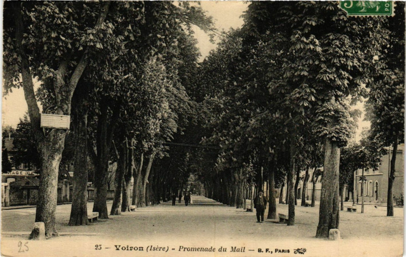 Carte postale ancienne Voiron - Promenade du Mail à Voiron