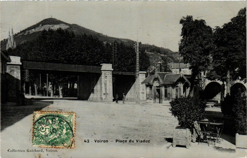 Carte postale ancienne Voiron - Place du Viaduc à Voiron