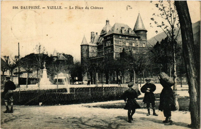 Carte postale ancienne Dauphiné - Vizille - La Place du Chateau à Vizille