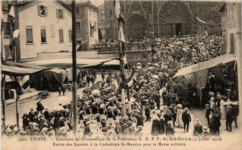 Carte postale ancienne Vienne - Entrée des Societés a la Cathédrale Saint-Maurice à Vienne