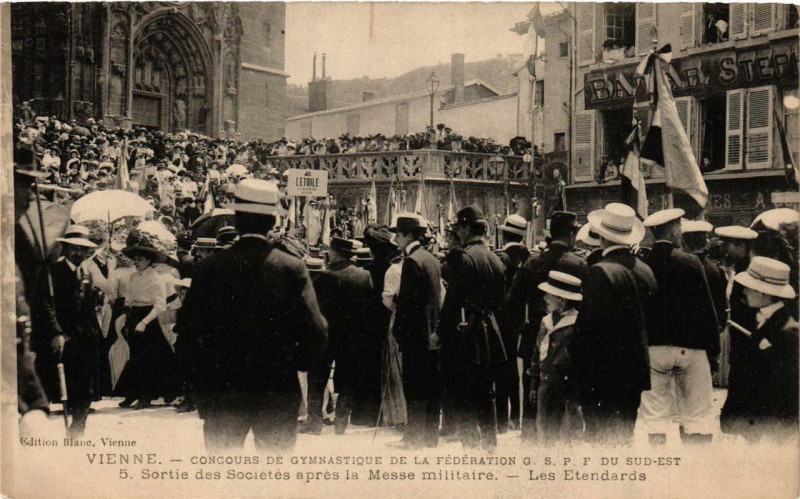 Carte postale ancienne Vienne - Sortie des Societés apres la Messe militaire à Vienne