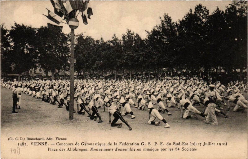 Carte postale ancienne Vienne - Place des Allobroges. Mouvements d'ensemble en musique à Vienne