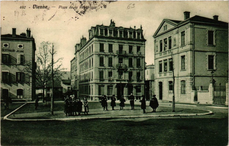 Carte postale ancienne Vienne - Place de la République à Vienne