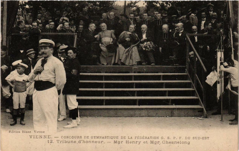 Carte postale ancienne Vienne - Tribune d'honneur. Mgr Henry et Mgr Chesnelong à Vienne
