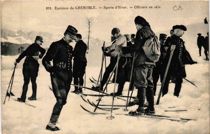 Carte postale ancienne Env. de Grenoble - Sports d'hiver. Officiers en skis à Grenoble