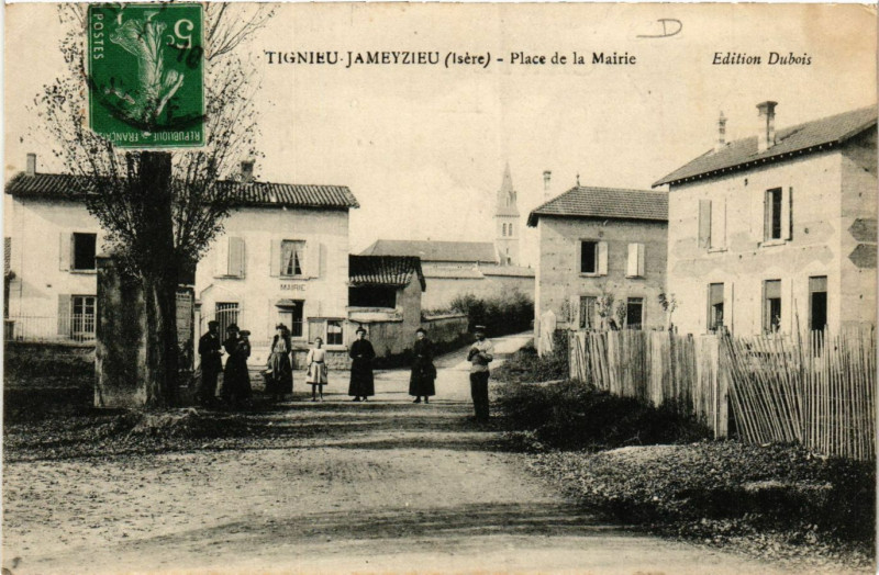 Carte postale ancienne Tignieu-Jameyzieu - Place de la Mairie à Tignieu-Jameyzieu