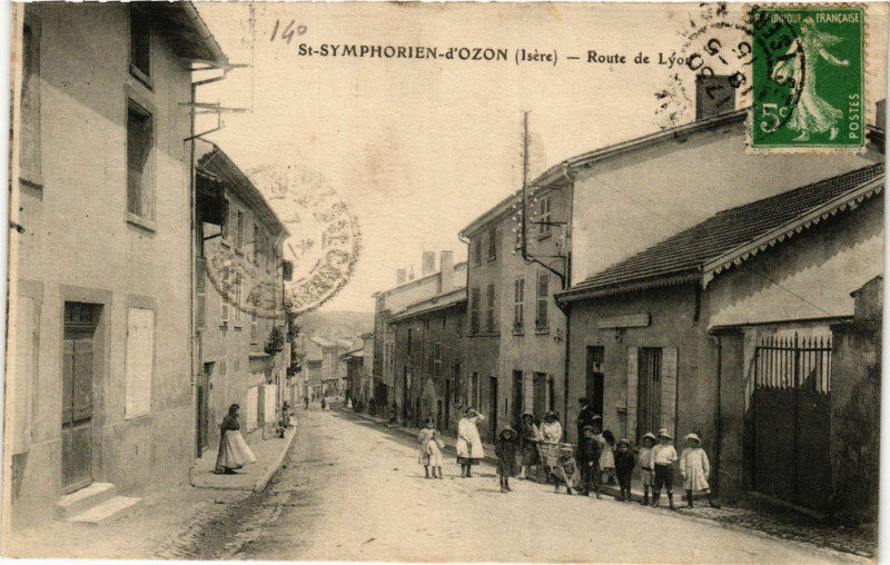 Carte postale ancienne Saint-Symphorien-d'Ozon - Route de Lyon à Oz