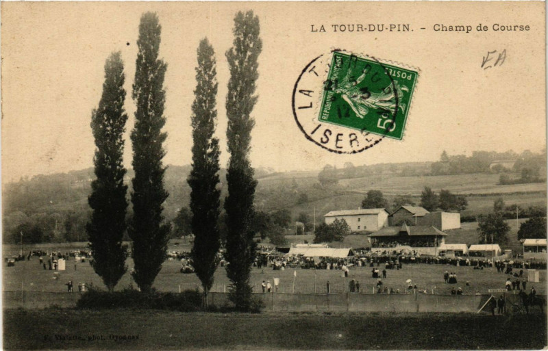 Carte postale ancienne La Tour-du-Pin - Champ de Course à La Tour-du-Pin