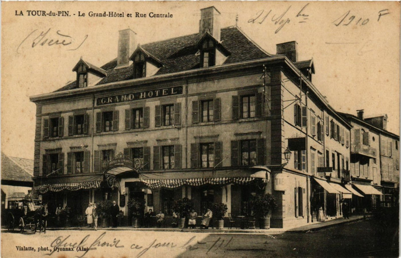 Carte postale ancienne La Tour-du-Pin - Le Grand-Hotel et Rue Centrale à La Tour-du-Pin