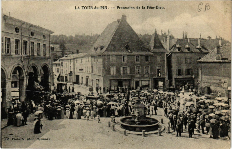 Carte postale ancienne La Tour-du-Pin - Procession de la Fete-Dieu à La Tour-du-Pin