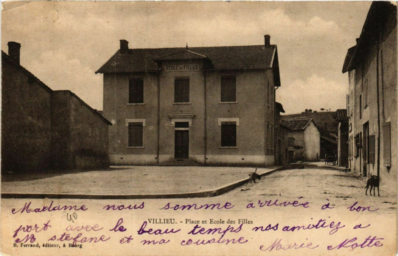 Carte postale ancienne Villieu - Place et Ecole des Filles