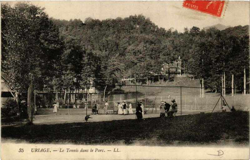Carte postale ancienne Uriage - Le Tennis dans le Parc