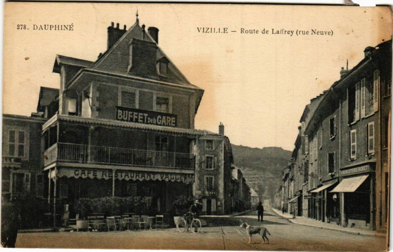 Carte postale ancienne Dauphiné - Vizille - Route de Laffrey (rue Neuve) à Vizille