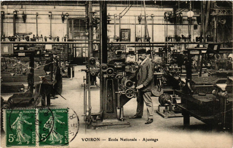 Carte postale ancienne Voiron - Ecole Nationale - Ajustage à Voiron