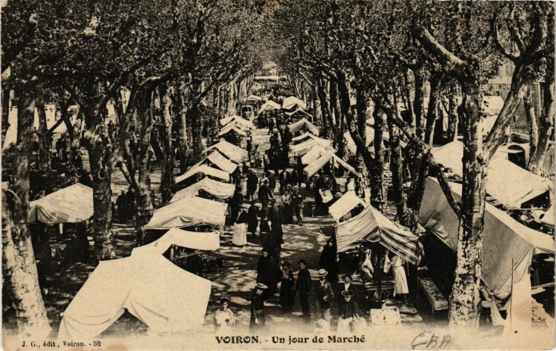 Carte postale ancienne Voiron - Un jour de Marche à Voiron