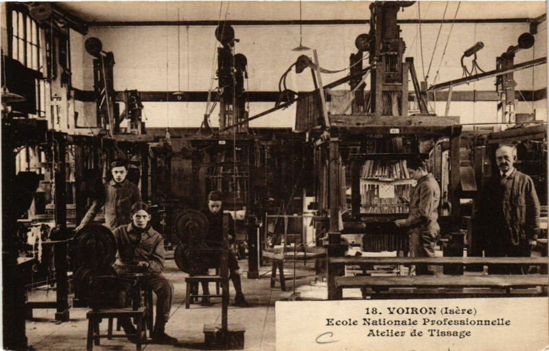 Carte postale ancienne Voiron - Ecole Nationale Professionnelle-Atelier de Tissage à Voiron