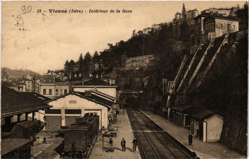 Carte postale ancienne Vienne - Intérieur de la Gare à Vienne