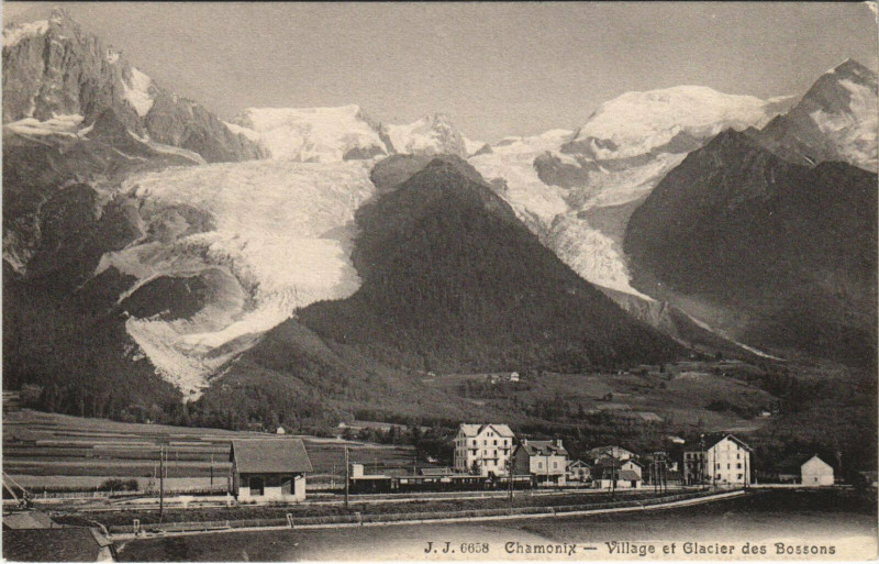 Carte postale ancienne Chamonix Village et Glacier des Bossons